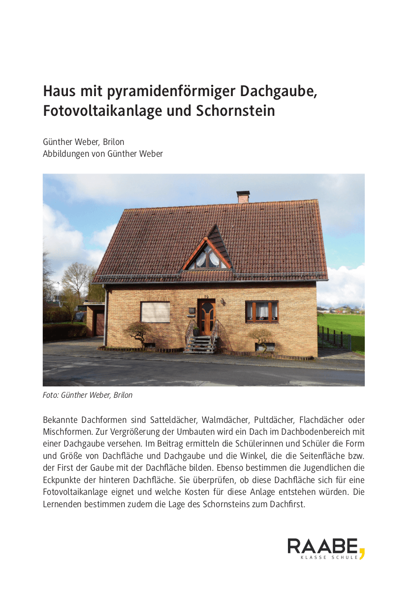 Haus mit pyramidenförmiger Dachgaube, Fotovoltaikanlage und Schornstein